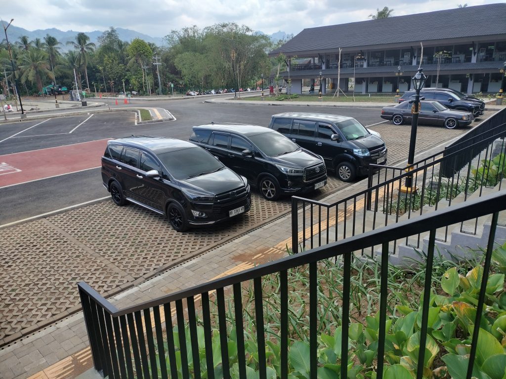 Sewa mobil dengan supir
